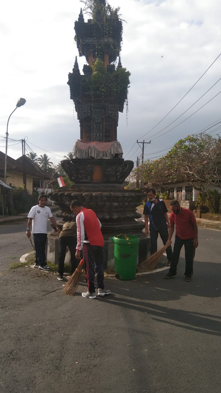 Jum'at Bersih di Lingkungan Kantor Desa